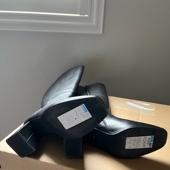 Mark & Spencer Knee-high Boots, size 7 - Picture 3 of 9